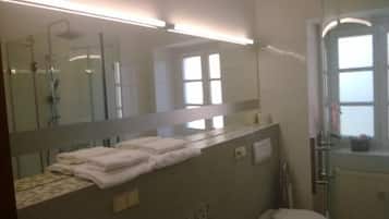 Apartment, 1 Bedroom (1) | Bathroom | Towels, soap, toilet paper