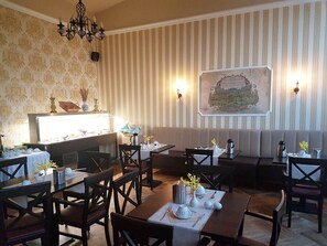 每日供應吃到飽早餐 (每人 EUR8.50)