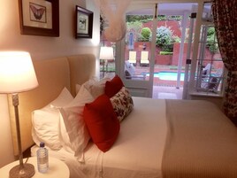 Livingstone Room | In-room safe, individually decorated, individually furnished, desk