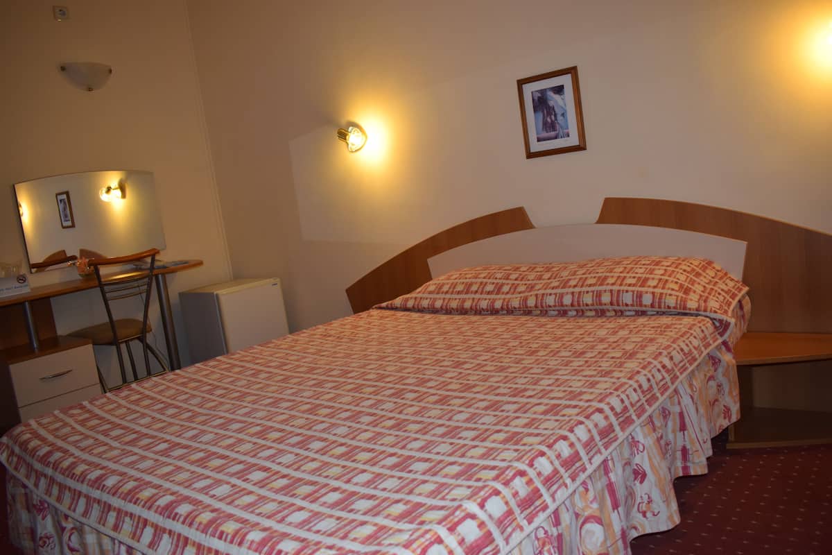 WiFi (free), bed sheets
