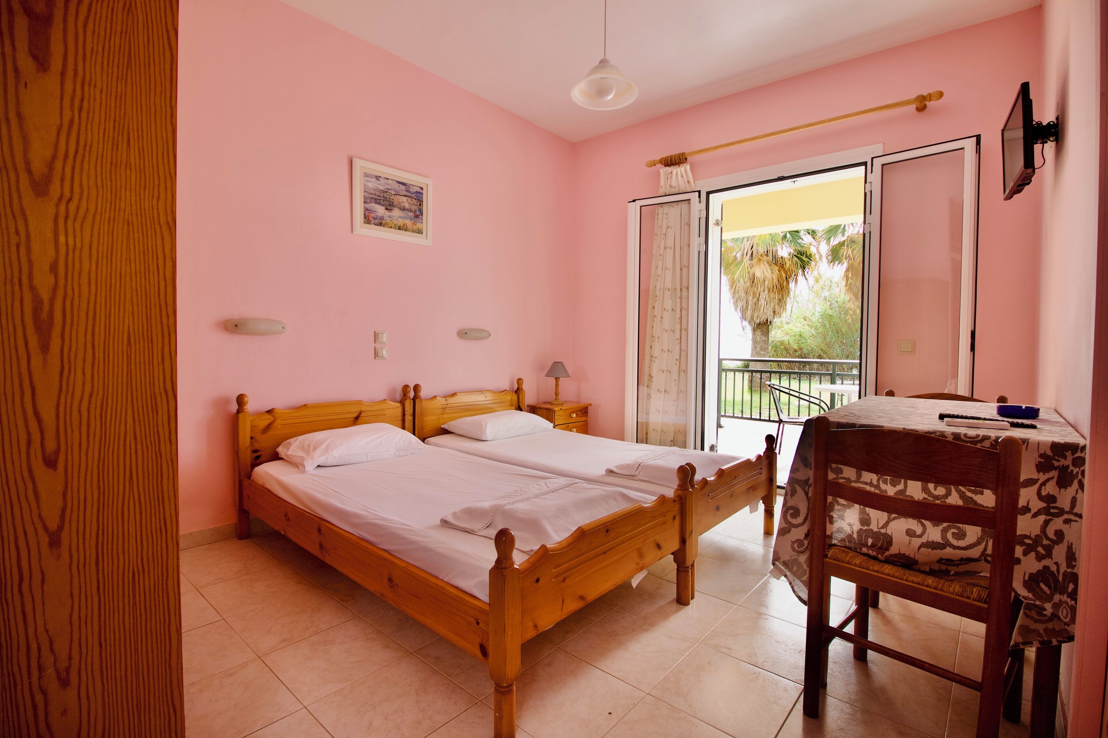 Basic-Studio | Zimmersafe, Bügeleisen/Bügelbrett, kostenloses WLAN, Bettwäsche