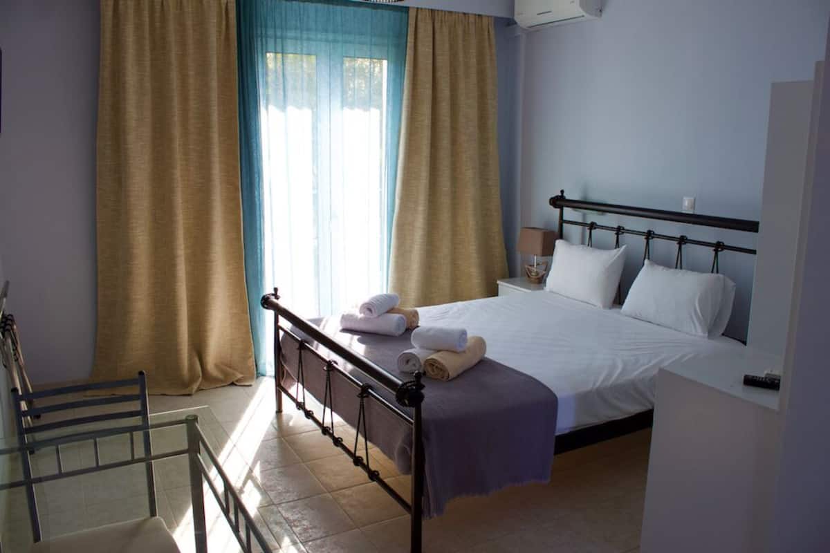 Double Room | 1 bedroom, in-room safe, iron/ironing board, free WiFi
