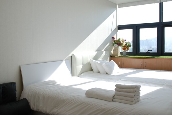 Ropa de cama de alta calidad y escritorio