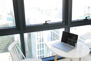 Ropa de cama de alta calidad y escritorio