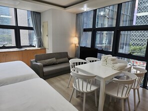 Ropa de cama de alta calidad y escritorio