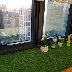 Premium bedding, desk, laptop workspace, iron/ironing board - KPOP Coex Gangnam Stay (Seoul)