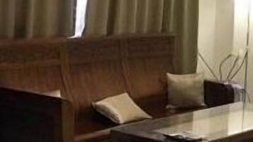 4 bedrooms, soundproofing, free WiFi, bed sheets