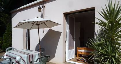 Maison Mitoyenne jardin indépendant, proche plage et port avec navette fluviale