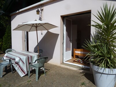 House with garden, close to the beach, the port and the river shuttle