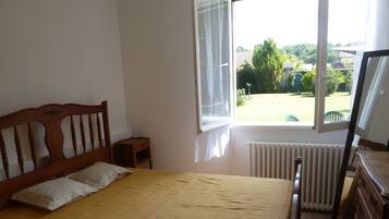 2 bedrooms, iron/ironing board, WiFi, wheelchair access