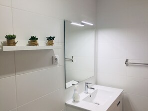 Douche, articles de toilette gratuits, serviettes fournies, savon