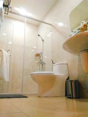 Comfort tweepersoonskamer | Badkamer | Een douche, een haardroger, pantoffels, handdoeken