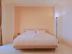 Escritorio, cortinas blackout, sistema de insonorización y wifi gratis 