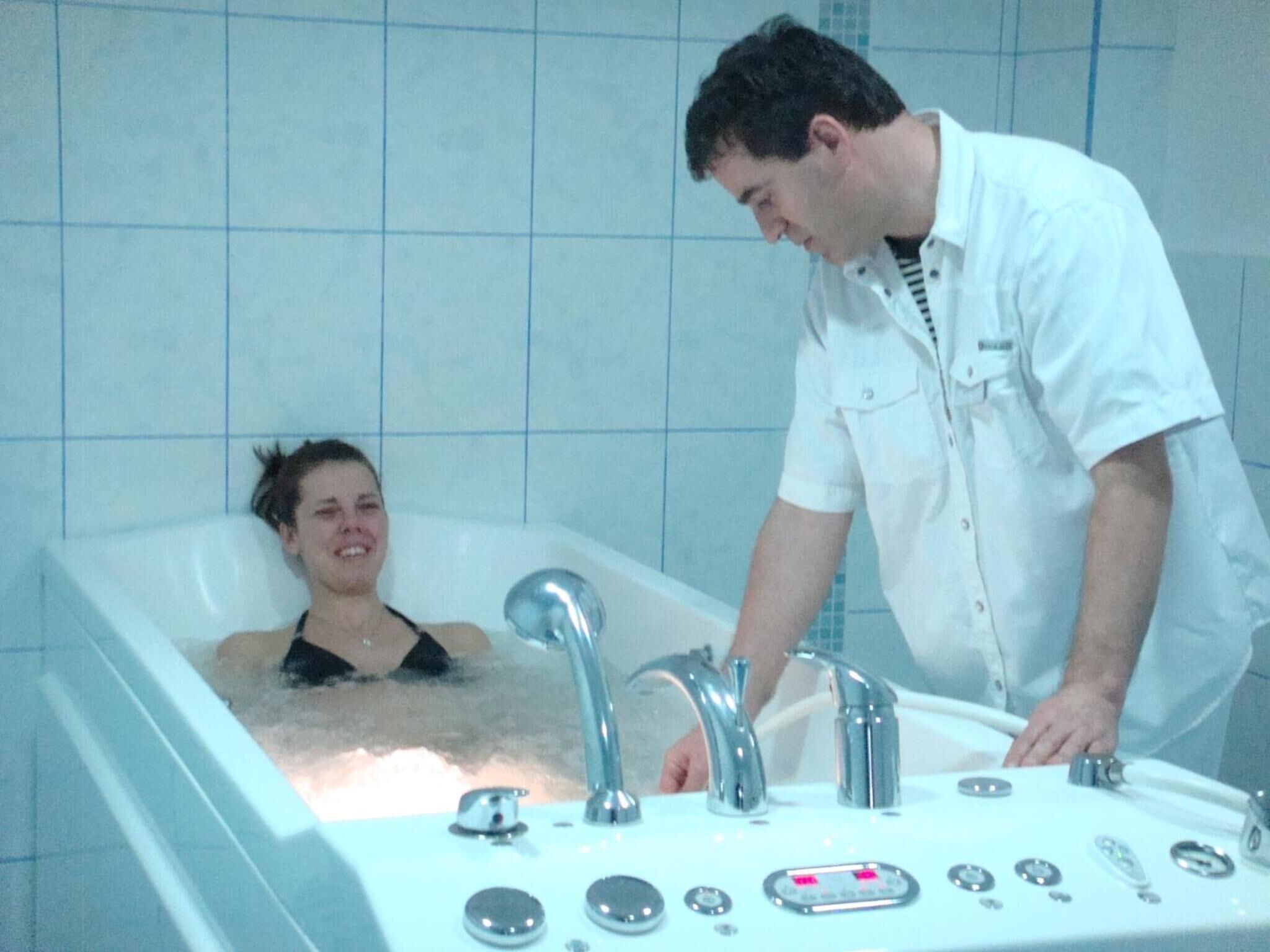 ساونا، حوض استحمام ساخن، غرفة بخار، ينابيع ساخنة، علاجات للجسم