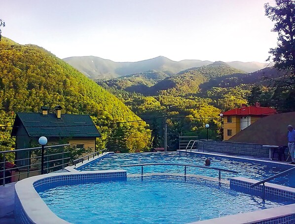 Sisäuima-allas, kauden mukainen ulkouima-allas