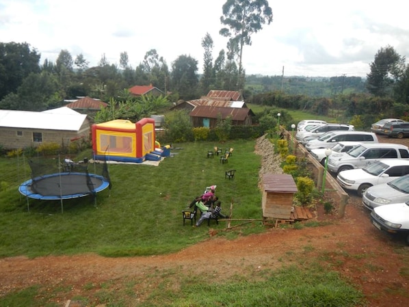 Children's play area - outdoor - Gitandara Garden Hotel (Othaya)