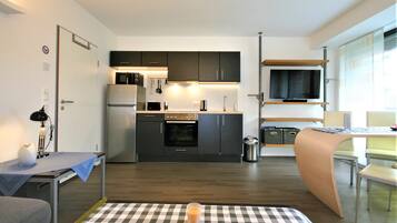 Kühlschrank, Mikrowelle, Wasserkocher mit Kaffee-/Teezubehör