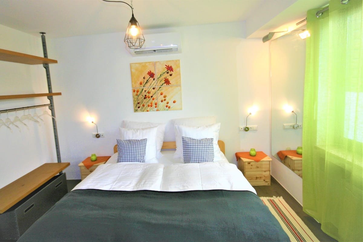 Premium bedding, down comforters, minibar, in-room safe
