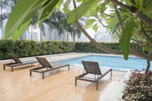 สระว่ายน้ำกลางแจ้ง