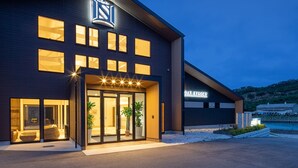 Un bâtiment moderne, doté d’un logo bien visible, d’une entrée en verre et d’une enseigne indiquant « SOAR RESORT ».