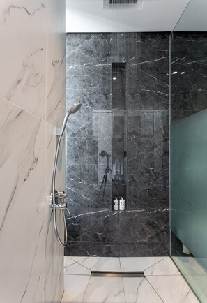 Deluxe Double or Twin Room | Bathroom shower - O Two Hotel (Cape Town)