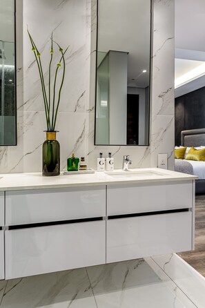 Superior-Doppel- oder -Zweibettzimmer | Badezimmer