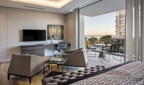 Phòng đôi hoặc 2 giường đơn Superior | Khu phòng khách | Smart TV 55-inch có truyền hình cáp, TV, Netflix 