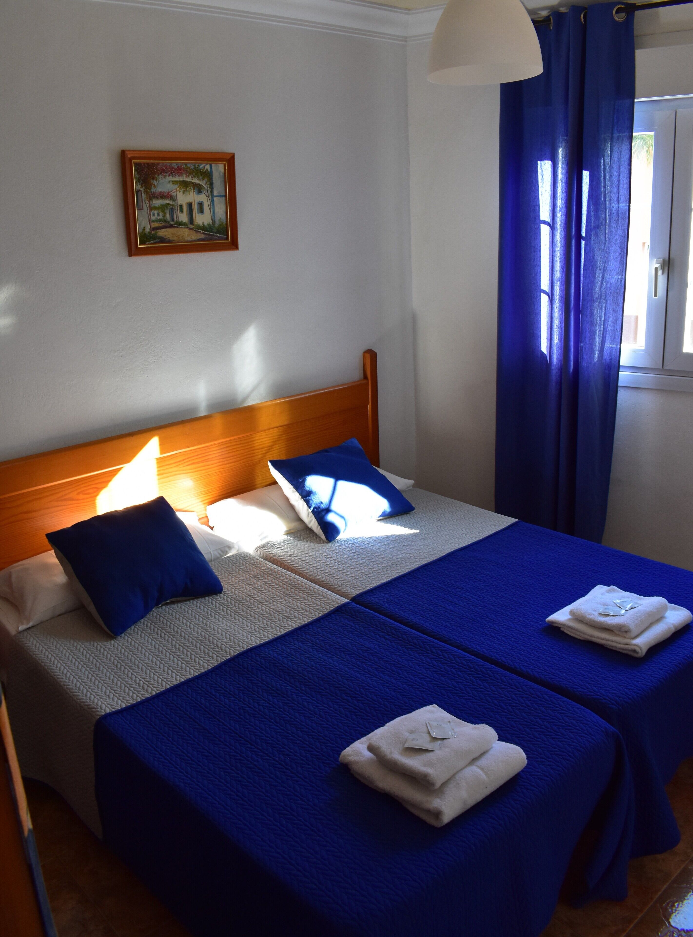 办公桌、笔记本电脑工作区、遮光窗帘、熨斗/熨板