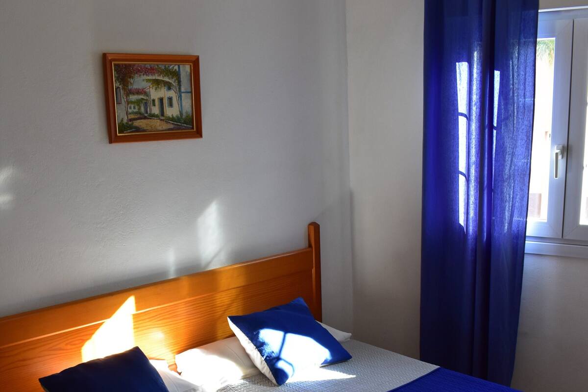 Escritorio, espacio para trabajar con un portátil, cortinas opacas