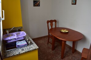 Escritorio, espacio para trabajar con un portátil, cortinas opacas