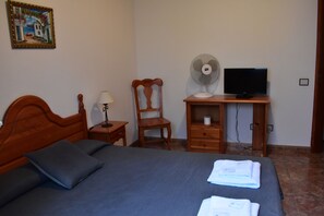 Desk, laptop workspace, blackout curtains, iron/ironing board - La Fonda Aeropuerto (Ingenio)