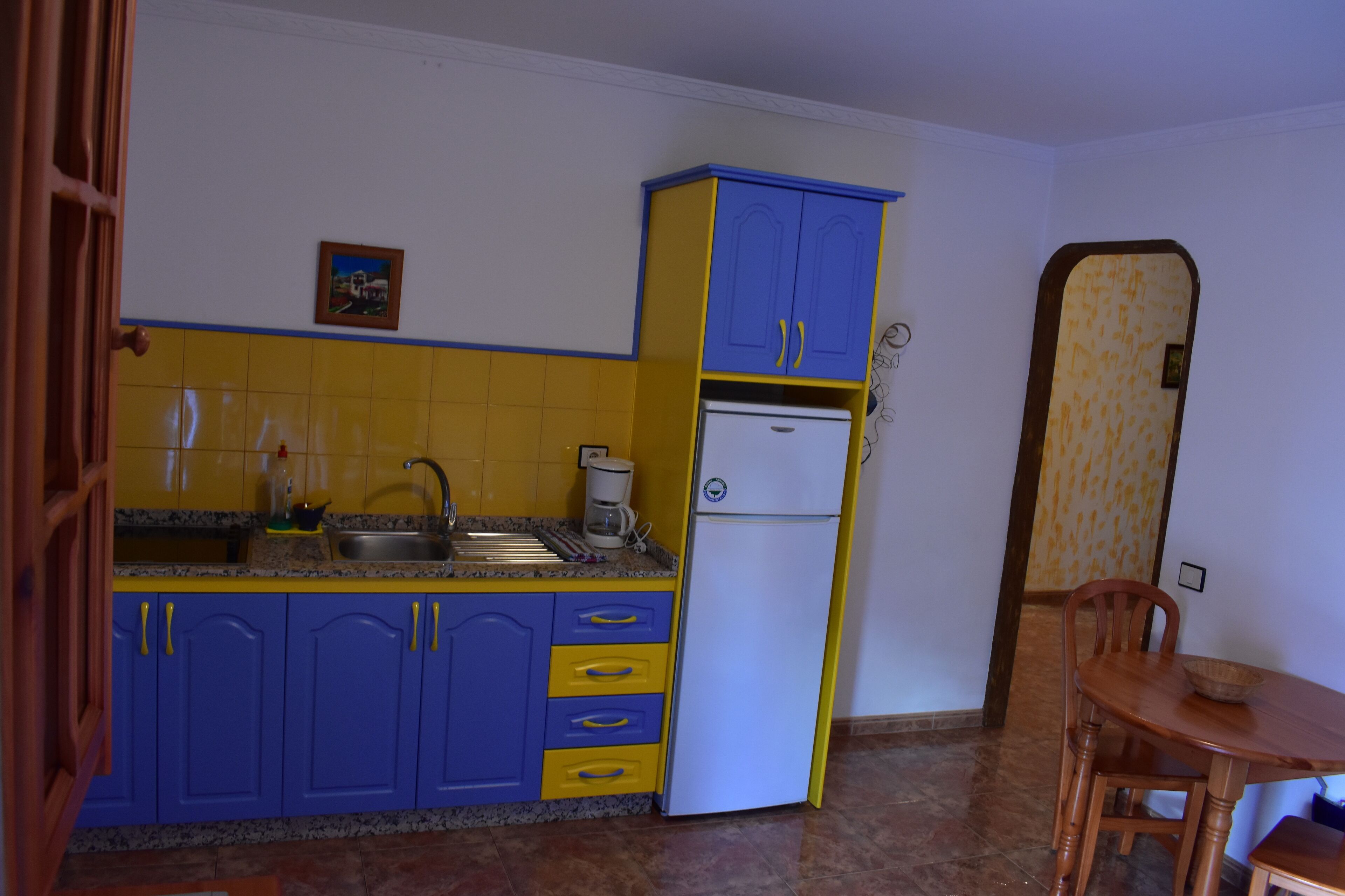 Escritorio, espacio para trabajar con un portátil, cortinas opacas