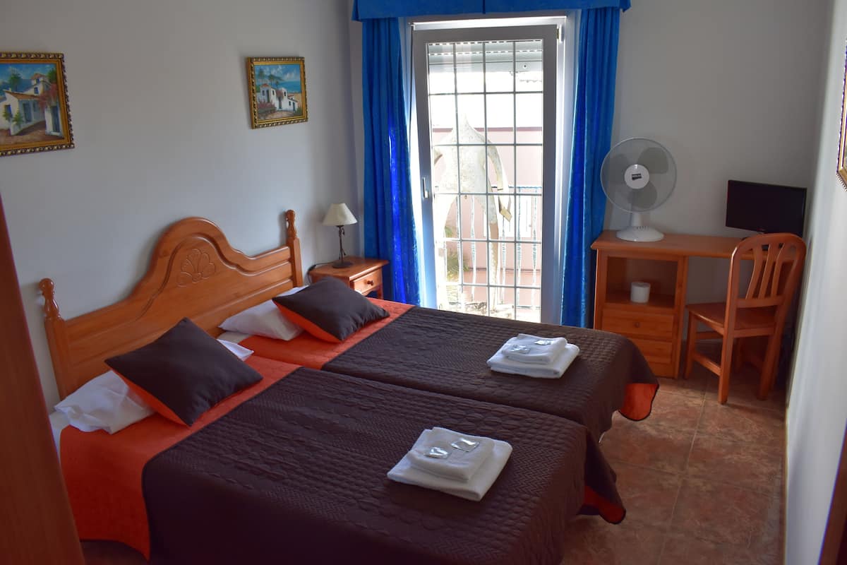 Skrivbord, arbetsyta för laptop och mörkläggningsgardiner