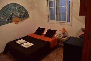 Schreibtisch, laptopgeeigneter Arbeitsplatz, Verdunkelungsvorhänge