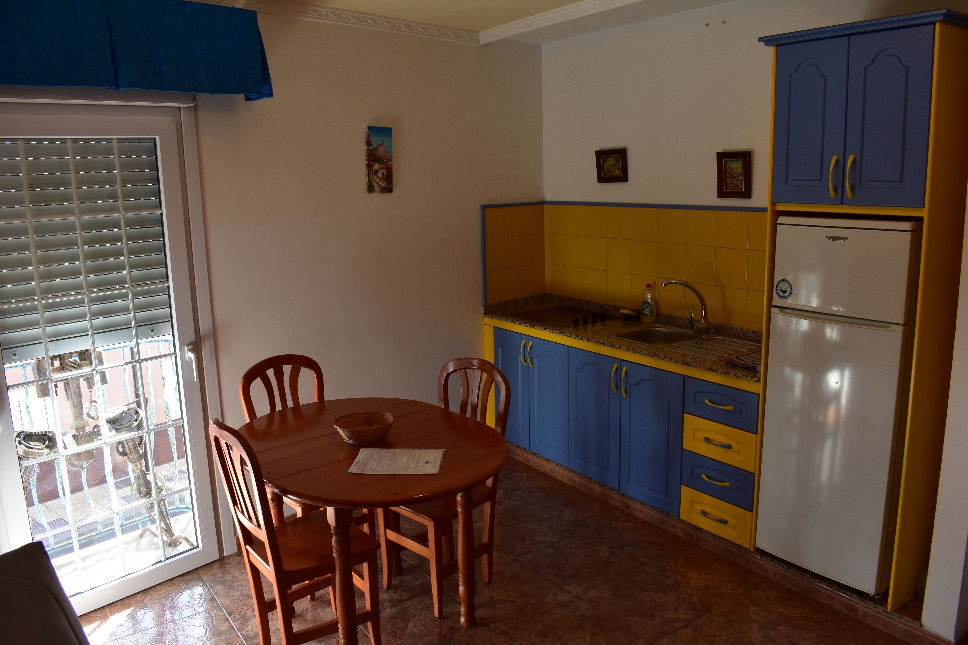 Escritorio, espacio para trabajar con un portátil, cortinas opacas