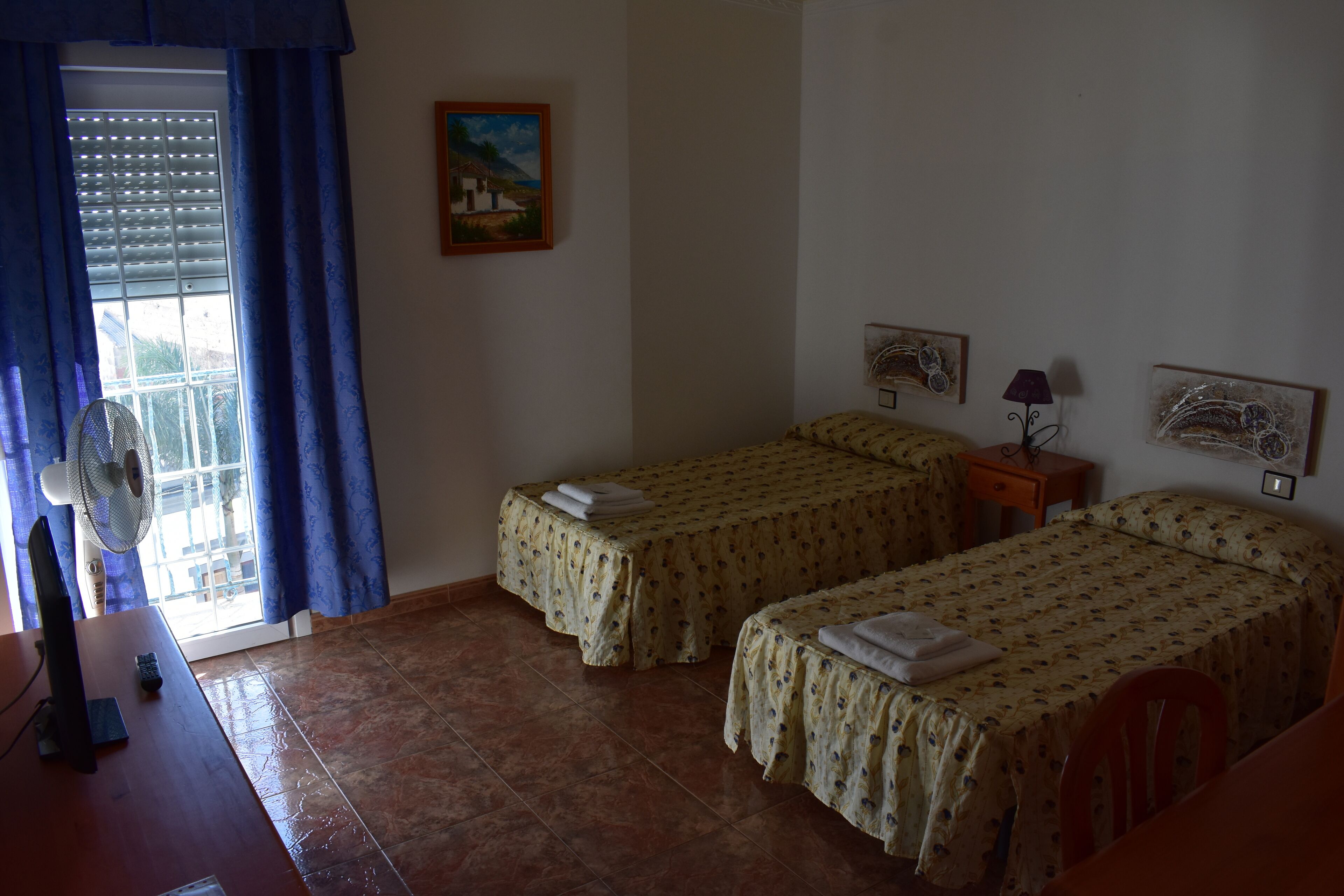 مكتب ومساحة عمل للكمبيوتر المحمول وستائر تعتيم ومكواة/لوح كي