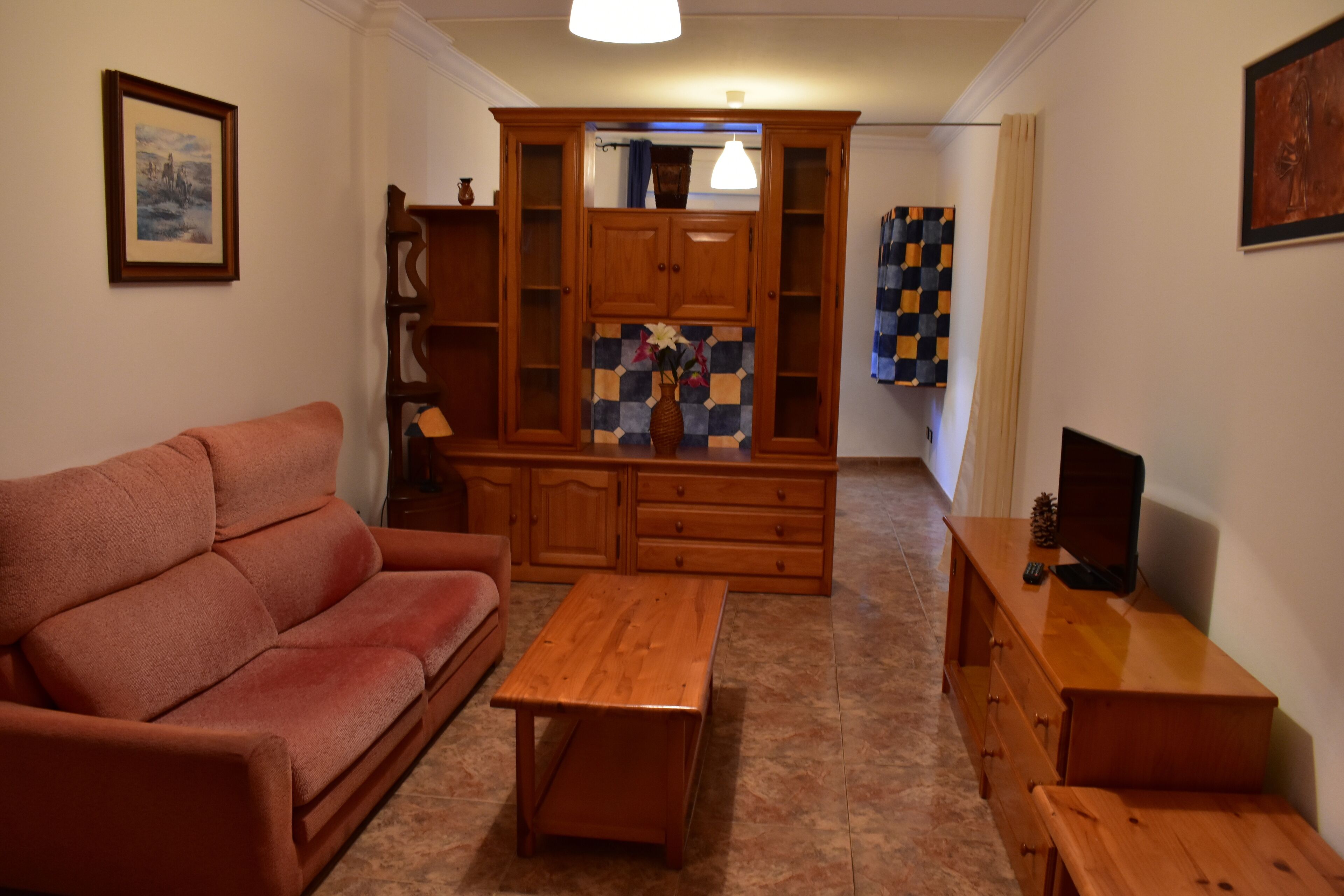 Escritorio, espacio para trabajar con un portátil, cortinas opacas