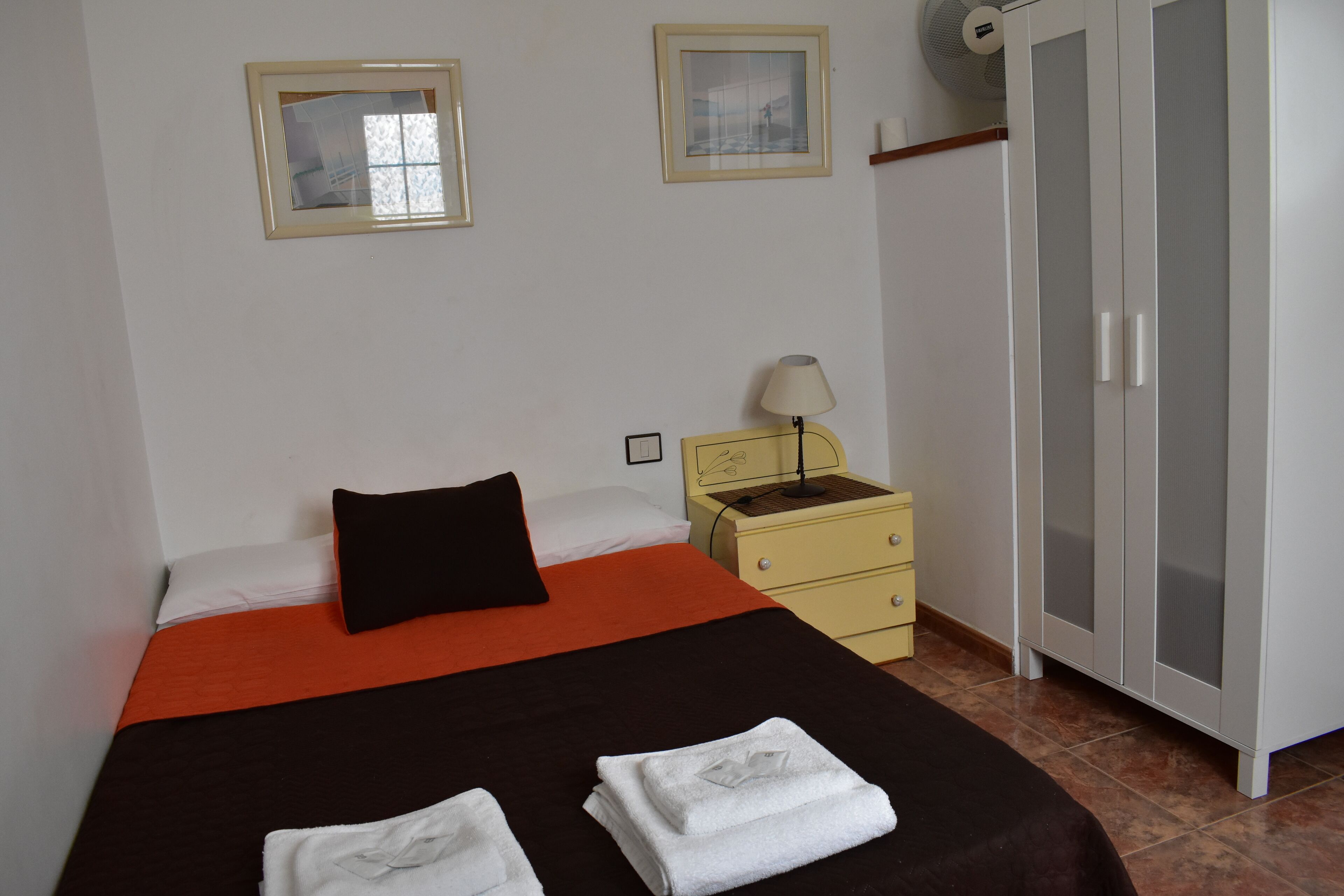 Schreibtisch, laptopgeeigneter Arbeitsplatz, Verdunkelungsvorhänge