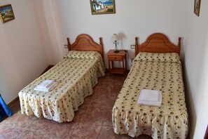 Bureau, espace de travail pour ordinateur portable, rideaux occultants