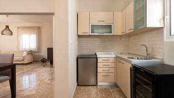 Kylskåp, mikrovågsugn, ugn och spishäll