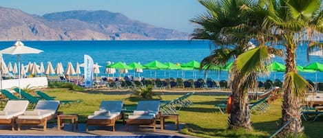 Una piscina al aire libre de temporada