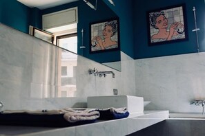 Deluxe Room | Bathroom | Bidet, towels, soap, toilet paper - Casa della Vetra (Milan)