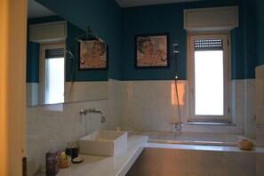 Habitación Deluxe | Baño | Bidet, toallas, jabón, papel de baño
