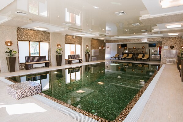 Sisäuima-allas, ulkouima-allas, aurinkovarjoja, aurinkotuoleja