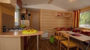 Comfort Cottage, 2 Bedrooms | Private kitchen | Fridge, microwave, stovetop, coffee/tea maker - Camping L'Eau Vive (Carennac)
