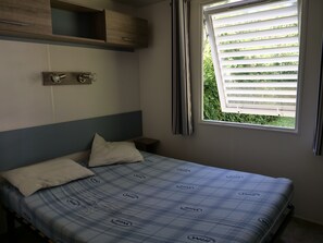 Decoración personalizada, muebles diferentes y cortinas blackout 