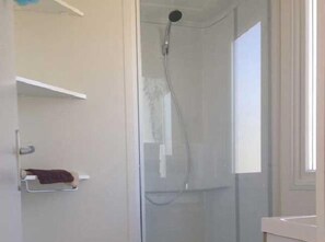 Family Cottage, 3 Bedrooms | Bathroom | Shower, towels - Camping L'Eau Vive (Carennac)