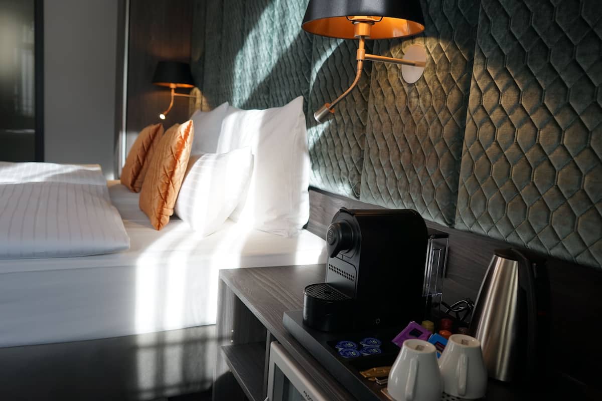 Kamar Quadruple Deluks | Seprai antialergi, brankas, dan ruang kerja ramah laptop