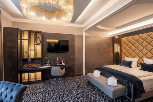 Junior Suite (Deluxe) | Hypo-allergenic bedding, in-room safe, desk, laptop workspace