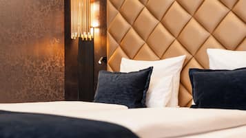 Deluxe Studio Suite | Hypo-allergenic bedding, in-room safe, laptop workspace, blackout drapes